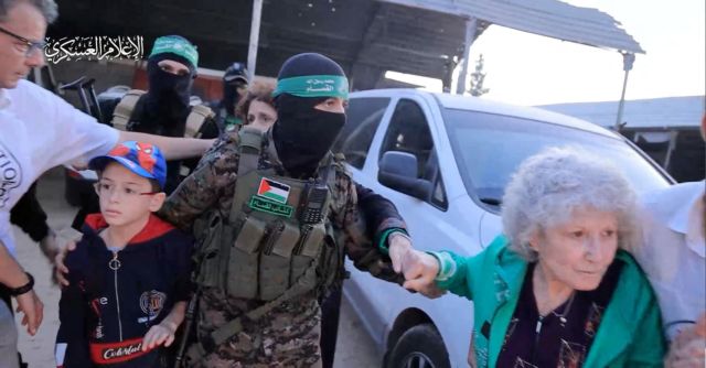 Η στιγμή που η Χαμάς παραδίδει τους ομήρους στον Ερυθρό Σταυρό