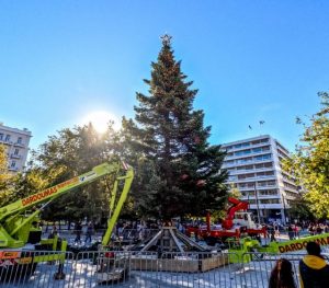 Aνάβει το Χριστουγεννιάτικο Δέντρο στο Σύνταγμα