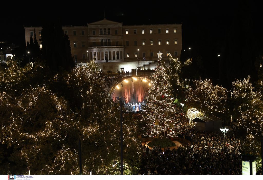 Πλατεία Συντάγματος: «Άναψε» το Χριστουγεννιάτικο δέντρο