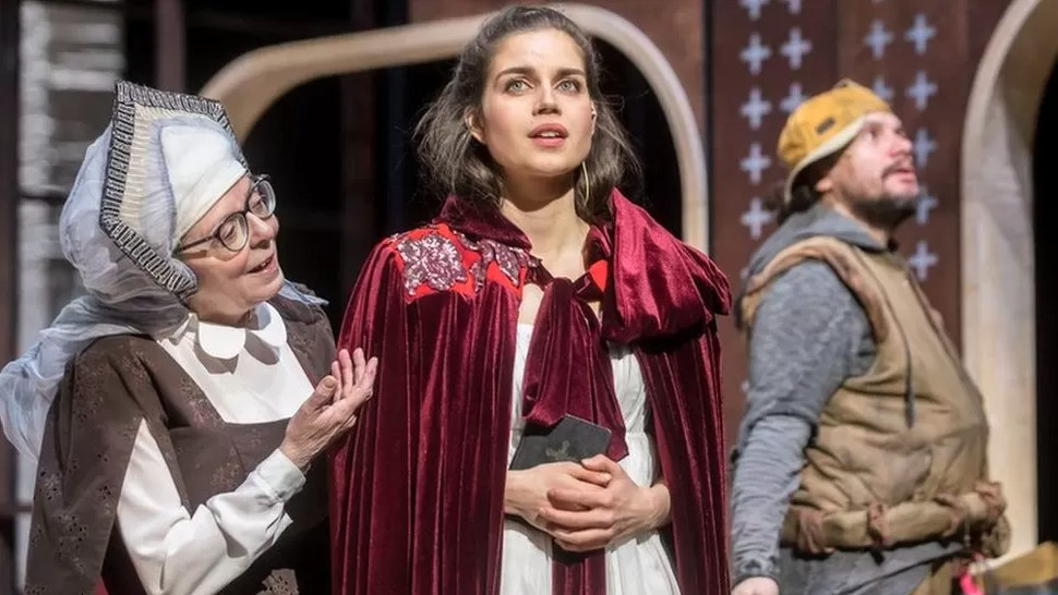 Σοκ στην παράσταση «Ρωμαίος και Ιουλιέτα»: Κατέρρευσε μπαλκόνι, σε σοβαρή κατάσταση ηθοποιοί