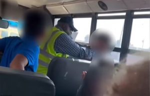 ΗΠΑ: Οδηγός σχολικού χαστουκίζει και πνίγει μαθητή – «Άφησέ τον» φώναζαν οι συμμαθητές του