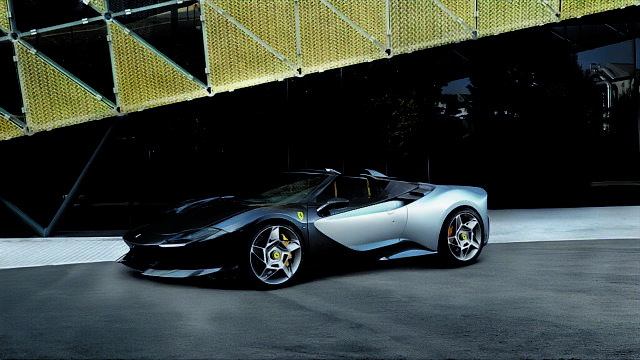 FERRARI: ΕΝΑ ΚΑΙ ΜΟΝΑΔΙΚΟ ΚΟΜΜΑΤΙ