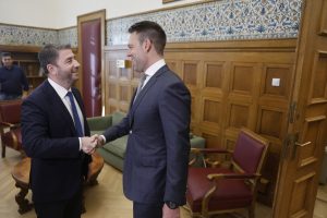 Σε εξέλιξη η συνάντηση Κασσελάκη – Ανδρουλάκη στη Βουλή