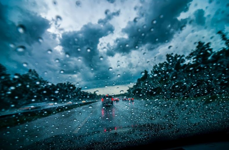 Βροχή και οδήγηση: Τι πρέπει να γνωρίζετε για να μην κάνετε πατινάζ