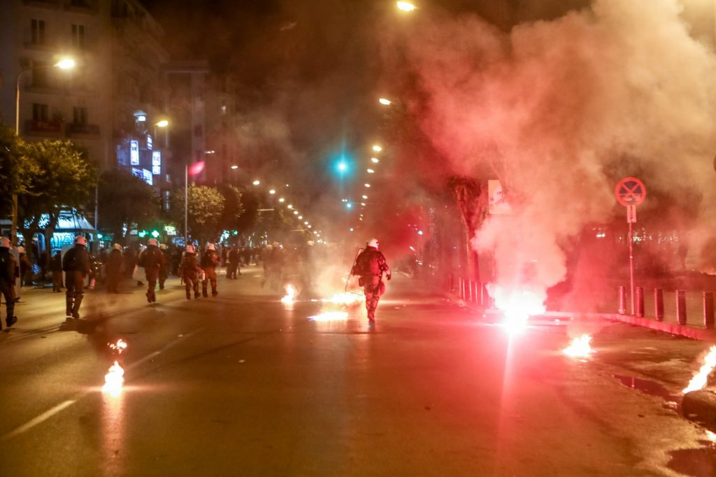Θεσσαλονίκη: Ξέσπασαν επεισόδια στην πορεία για το Πολυτεχνείο