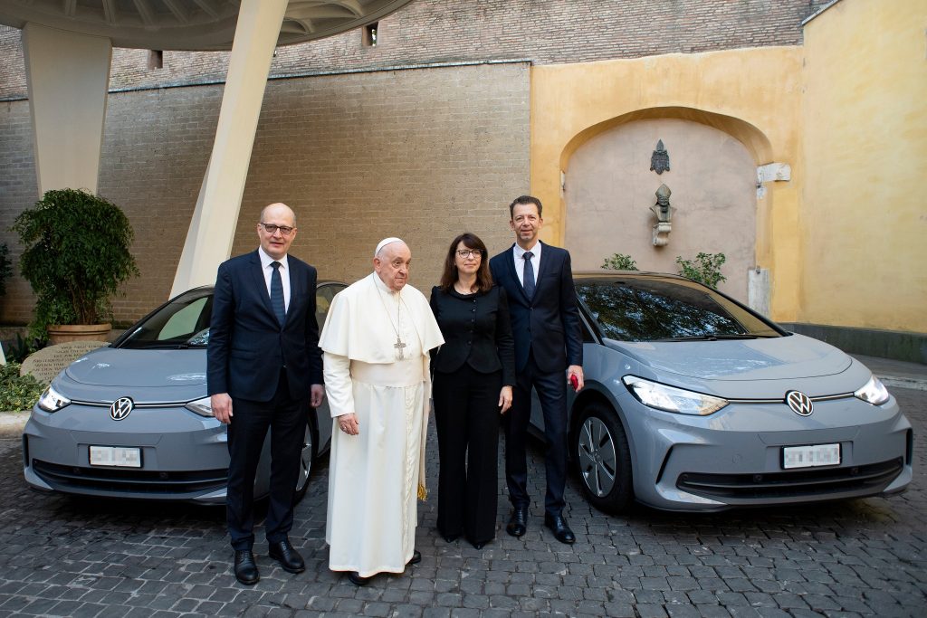 Με VW ηλεκτρικά θα κινείται το Βατικανό