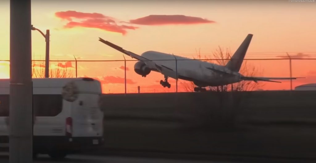 Τρομακτικό βίντεο: Επεισοδιακή προσγείωση αεροπλάνου – Κουνιόταν… σαν πούπουλο