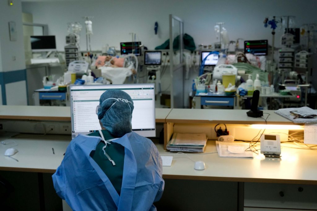 Κοροναϊός: 50 θάνατοι και σχεδόν 800 νοσηλείες σε μια εβδομάδα