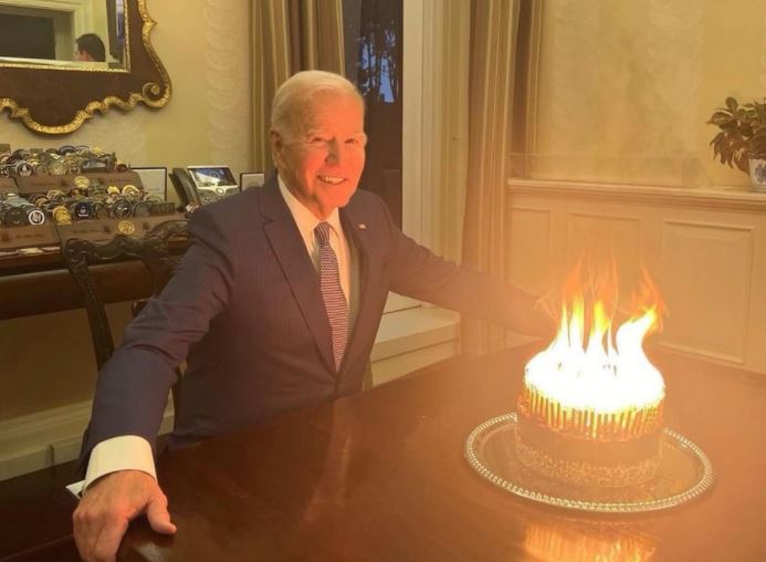 Μπάιντεν: Το επικό σχόλιο για τα 81 κεράκια της τούρτας γενεθλίων του