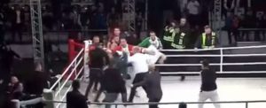 Αδιανόητες καταστάσεις: Αλβανοί θεατές εισέβαλαν στο ρινγκ και πλάκωσαν πυγμάχο (vid)