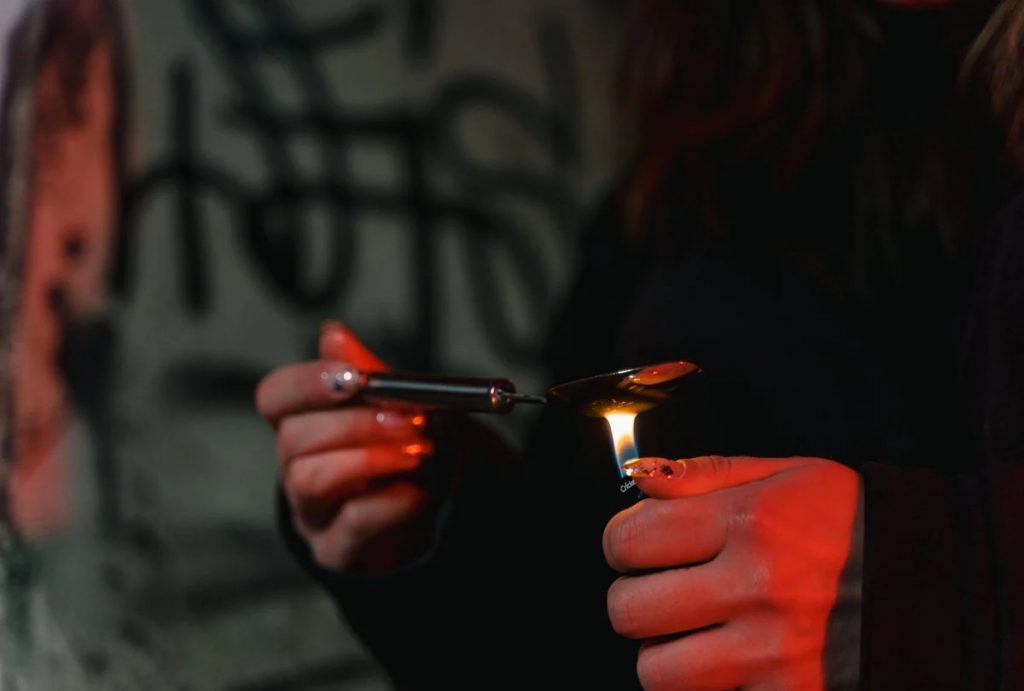 Βύρωνας: Σκληροί έμποροι ναρκωτικών από τα 18 – Αυτή είναι η «παρέα θανάτου» που οδήγησε στην ΜΕΘ τη 16χρονη