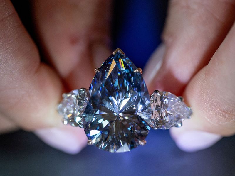 Στο σφυρί το σπάνιο «Βασιλικό μπλε» διαμάντι – Ξεπερνά τα 50 εκατ. δολάρια η εκτιμώμενη τιμή