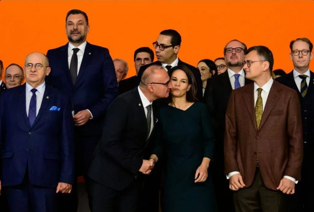 Κροατία: Οργή για το φιλί του υπουργού Εξωτερικών στην Αναλένα Μπέρμποκ