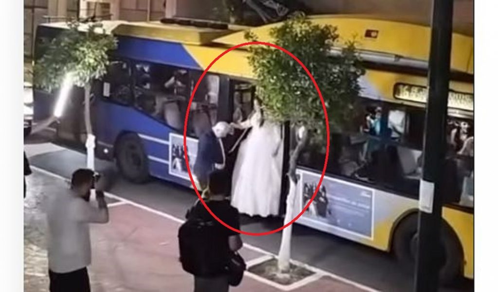 Η νύφη πήγε με το τρόλεϊ στην εκκλησία