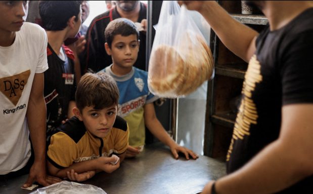 Πόλεμος στη Γάζα: Σπάνιο πλέον και το ψωμί, ορατός ο κίνδυνος λιμού στον παλαιστινιακό θύλακα