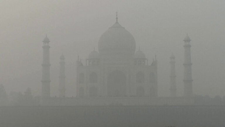Η Ινδία πνίγεται στην ομίχλη – Το εμβληματικό Ταζ Μαχάλ καλύφθηκε από πυκνό νέφος