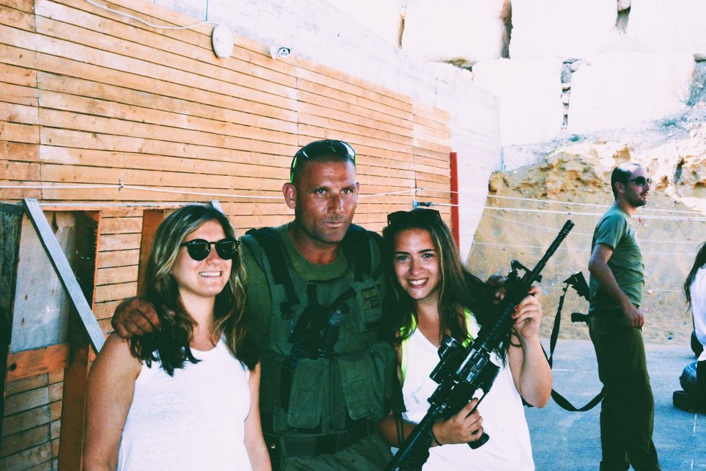 Ισραήλ: «Ανήσυχες» τουρίστριες και τουρίστες εκπαιδεύονται να «σκοτώνουν»… τρομοκράτες