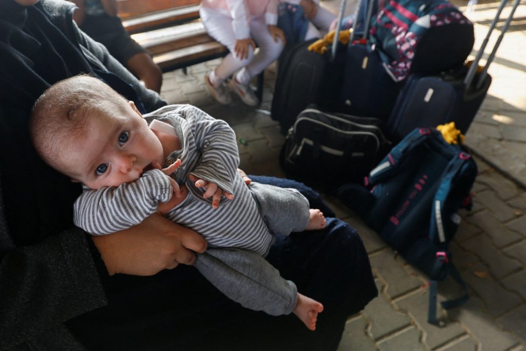 «Έχω δει κομμένα μωρά στη μέση» – Συγκλονίζουν μαρτυρίες επαναπατρισθέντων Ελλήνων