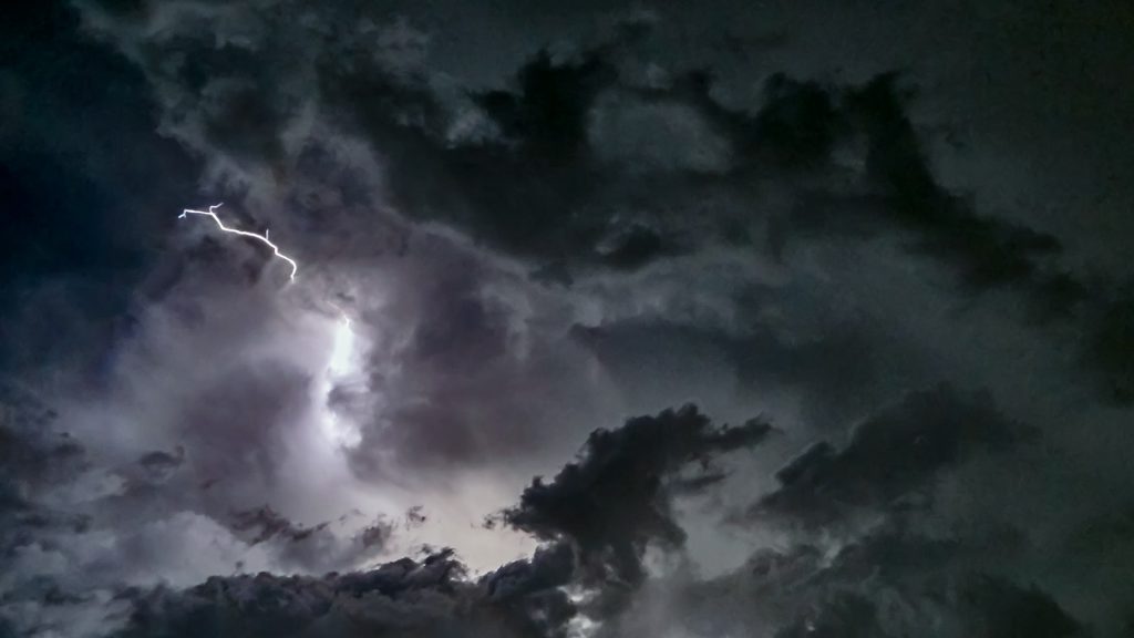 Καιρός σήμερα: Βροχές και καταιγίδες σε πολλές περιοχές – Πού θα βελτιωθεί από το απόγευμα