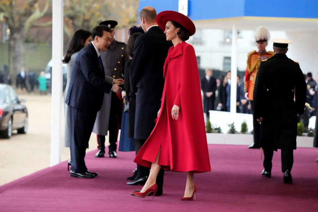 «Φλογερή» εμφάνιση της Κέιτ Μίντλετον σε συνάντηση με το προεδρικό ζεύγος της Ν. Κορέας