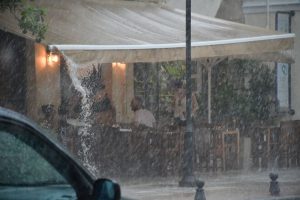 Καιρός: Νέο έκτακτο δελτίο της ΕΜΥ για την κακοκαιρία – Πού θα «χτυπήσει» τις επόμενες ώρες