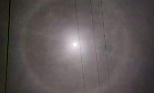 «Halomoon»: Εντυπωσιακό «σεληνιακό φωτοστέφανο» στον νυχτερινό ουρανό της Κρήτης