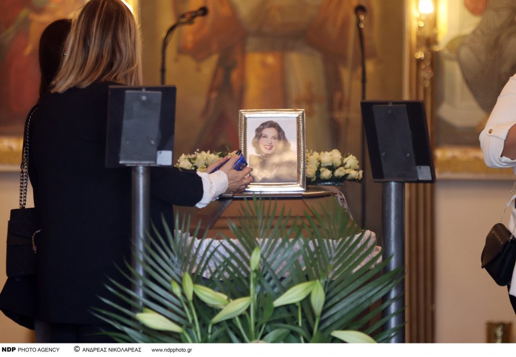 Κάτια Νικολαΐδου: Στιγμές οδύνης στην κηδεία της ηθοποιού – Συντετριμμένοι η μητέρα και ο αδερφός της