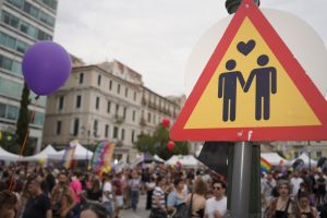 Διχάζει την κοινωνία ο γάμος των ομόφυλων ζευγαριών – Η εκκλησία και ο ρόλος της πολιτικής