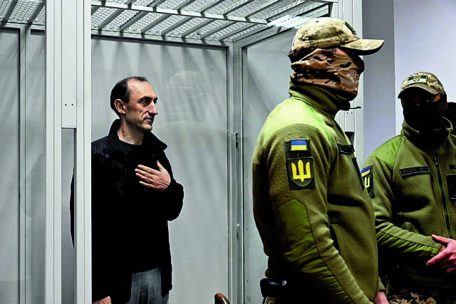 Ουκρανός στρατιωτικός πίσω από το σαμποτάζ