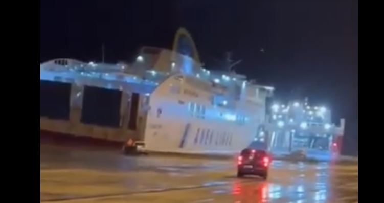 Πάτρα: Πρόσκρουση πλοίου με 128 επιβάτες στο λιμάνι λόγω των θυελλωδών ανέμων – Βίντεο