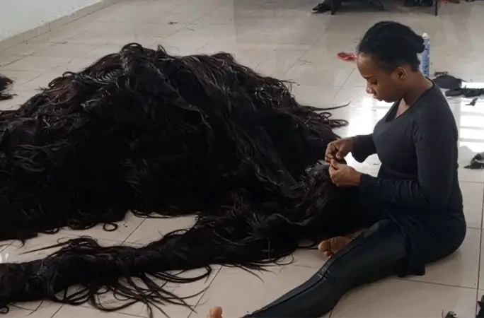 Ρεκόρ Γκίνες: Μπήκε στο βιβλίο για την κατασκευή της πιο μακριάς περούκας στον κόσμο
