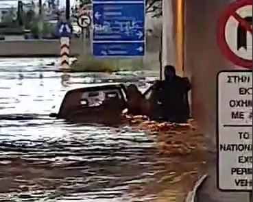 Ρίο: Γυναίκα κινδύνεψε να πνιγεί σε πλημμυρισμένη γέφυρα