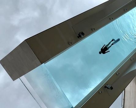 Ταϊλάνδη: Διαφανής πισίνα αιωρείται πάνω από ξενοδοχειακό συγκρότημα