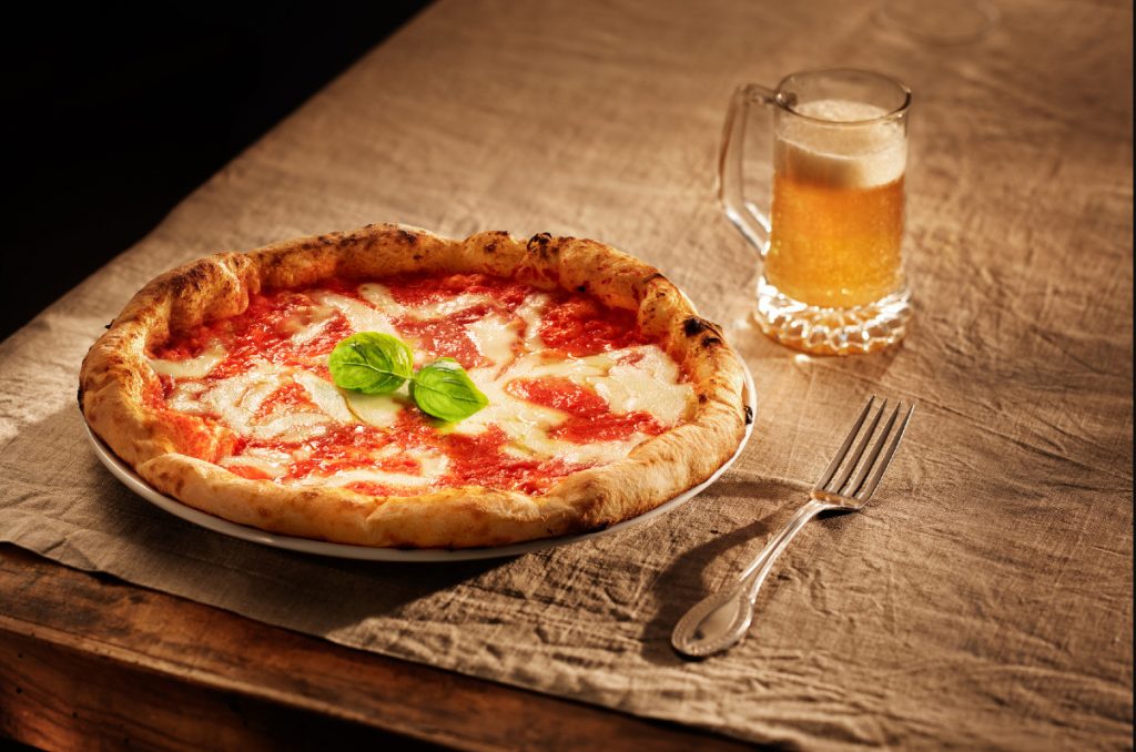 Ιταλίδα πέθανε τρώγοντας πίτσα με χαλασμένη σάλτσα τσίλι – Νοσηλεύεται και ο σύζυγος