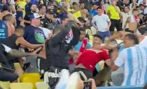 Εικόνες που κόβουν την ανάσα: Αιμόφυρτοι οπαδοί της Αργεντινής σε φορεία μετά τα επεισόδια