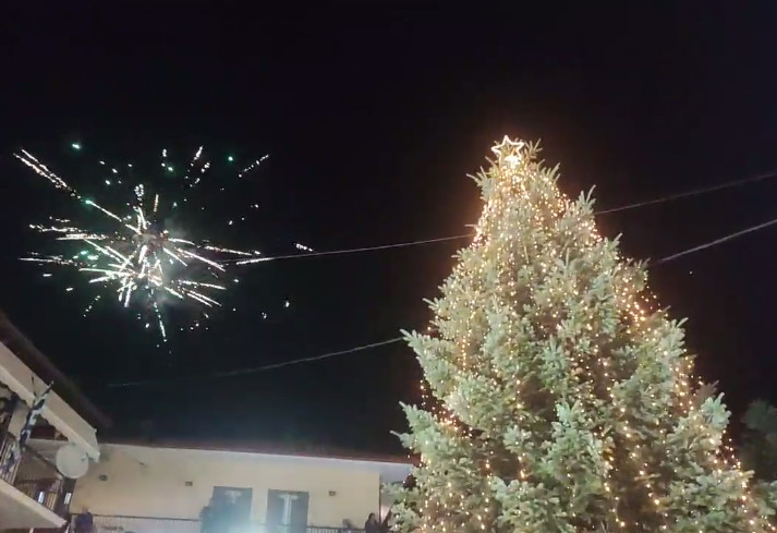 Χαλκιδική: Άναψε το πρώτο χριστουγεννιάτικο δέντρο για το 2023 – Δείτε το βίντεο
