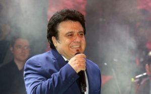 Βασίλης Τερλέγκας: Ολόκληρο το βίντεο από τη στιγμή που θαμώνας του επιτίθεται