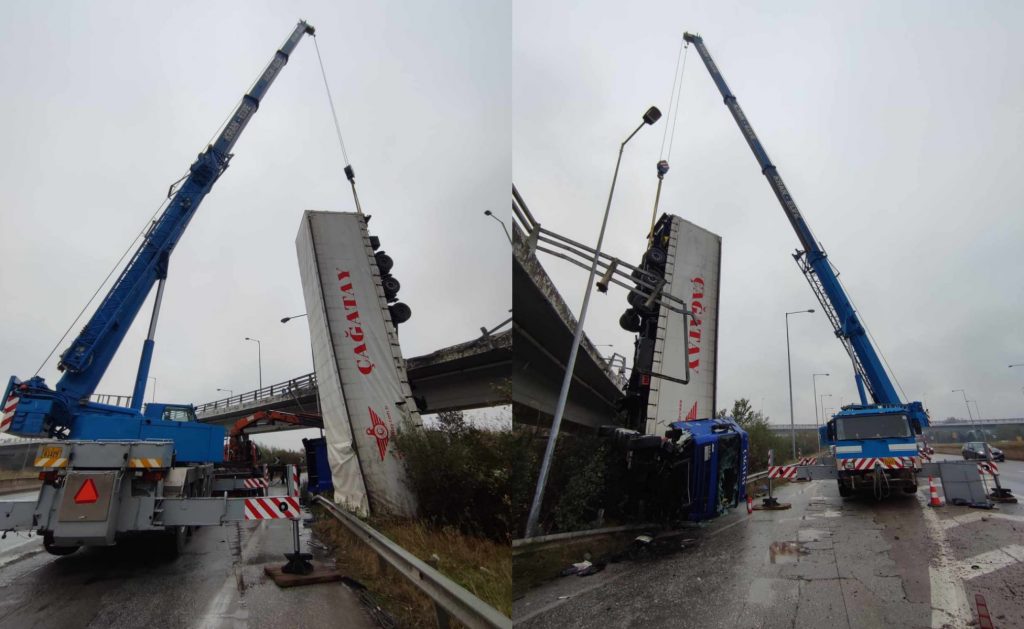 Θεσσαλονίκη: Έτσι σώθηκε ο οδηγός μετά την πτώση του φορτηγού από γέφυρα – «Κόβουν την ανάσα» οι εικόνες