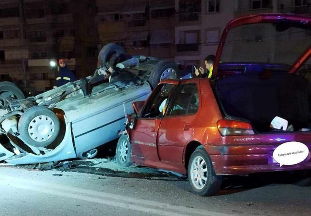 Θεσσαλονίκη: Οι πρώτες εικόνες από το τροχαίο με ένα νεκρό και δύο τραυματίες – Αγωνία για τα δίδυμα αδέρφια