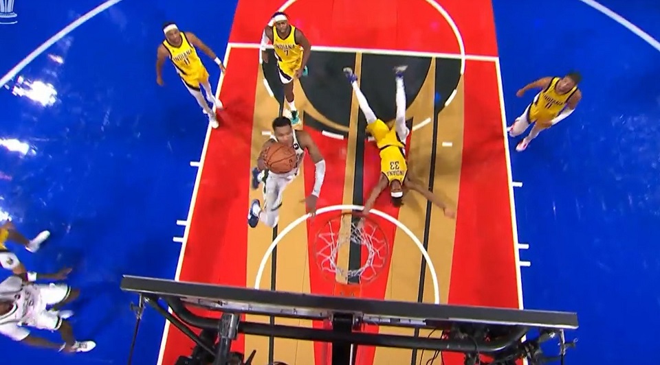 Εκπληκτικός, αλλά μόνος του ο Γιάννης απέναντι στους Πέισερς