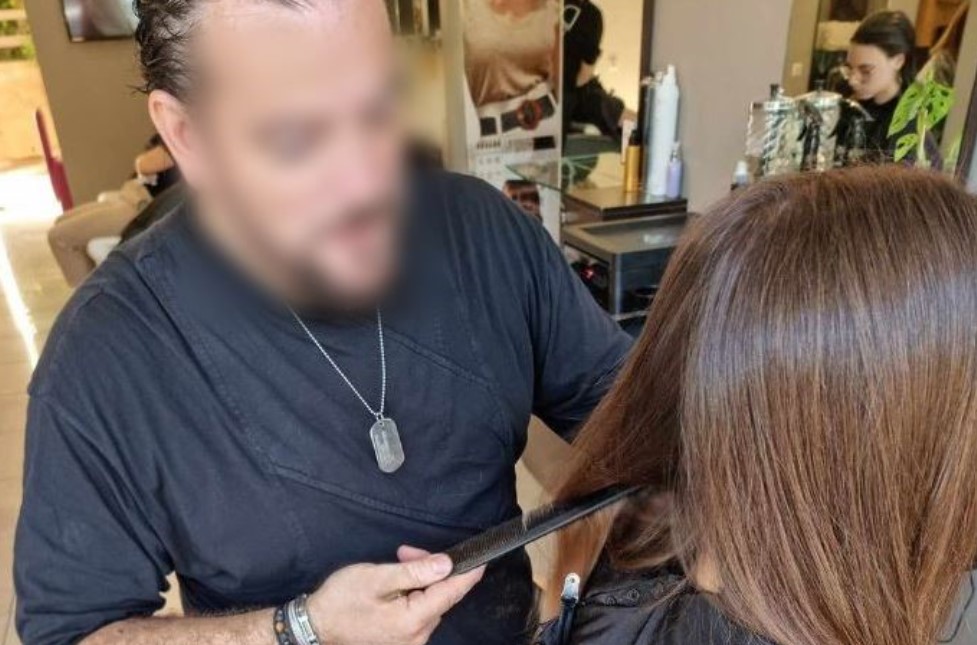 Βριλήσσια: «Μας έλεγε όλη την ώρα να πίνουμε νερό» – Υπάλληλος του «ματάκια» κομμωτή καταγγέλλει