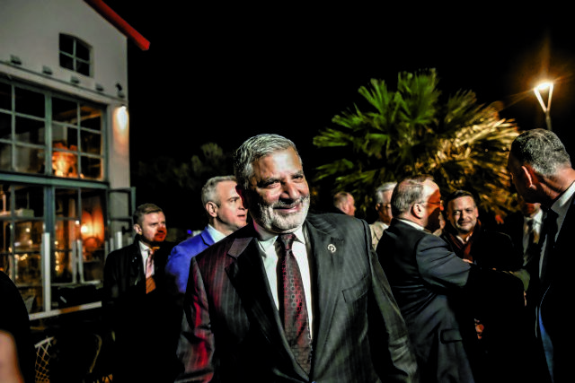 Από το χείλος της κατάρρευσης