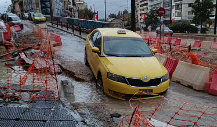 Κακοκαιρία: Υποχώρησε κομμάτι δρόμου και «κατάπιε» ταξί στη Λεωφόρο Αλεξάνδρας