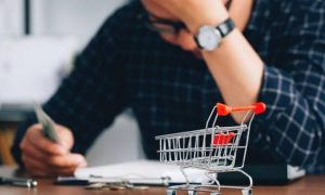 Ευρωβαρόμετρο: Σε τραγική θέση η Ελλάδα – 8 στους 10 δεν μπορούν να πληρώσουν τους λογαριασμούς