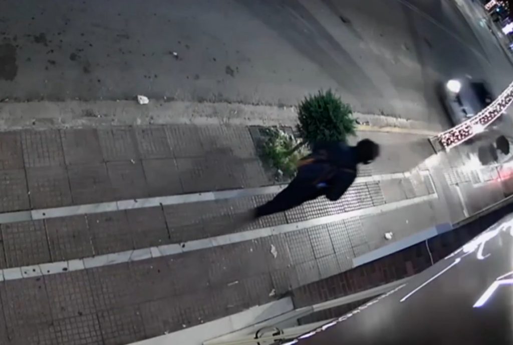 Βίντεο που κόβει την ανάσα: Αυτοκίνητο παρέσυρε πεζό και τον πέταξε σε τζαμαρία στους Αγίους Αναργύρους