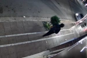 Βίντεο που κόβει την ανάσα: Αυτοκίνητο παρέσυρε πεζό και τον πέταξε σε τζαμαρία στους Αγίους Αναργύρους