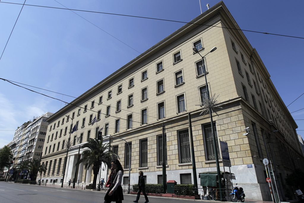 Τράπεζα της Ελλάδος: Γιατί αναθεωρεί προς τα κάτω τις προβλέψεις για την οικονομία