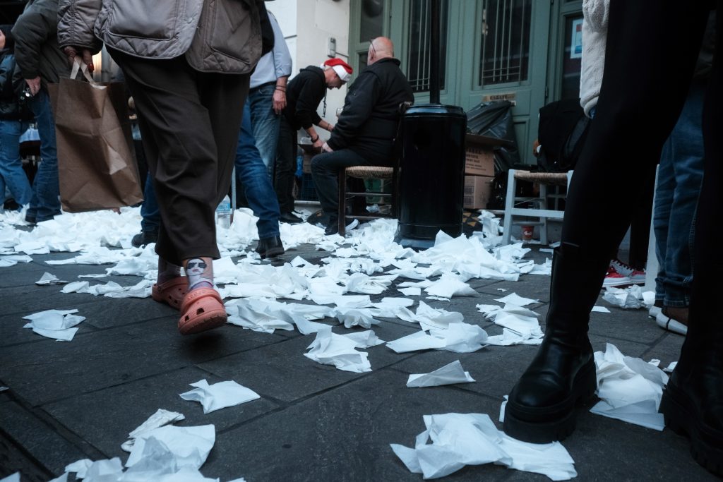 Βασίλης Καρράς: Τρέλα στη Θεσσαλονίκη – Έσπασαν 20.000 φλεγόμενα πιάτα υπό τους ήχους τραγουδιών του