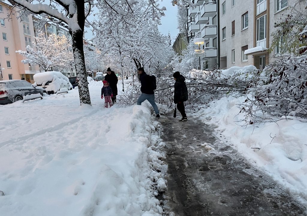 Ο χειμώνας στην Γερμανία έφτασε νωρίς – «Θαμμένο» στο χιόνι το Μόναχο