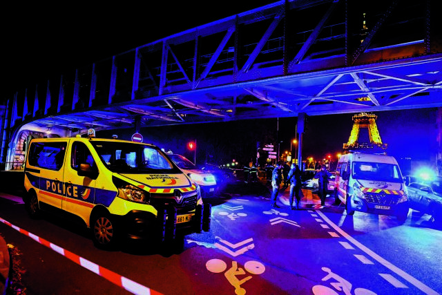 Τρόμος από επίθεση με μαχαίρι και τσεκούρι κοντά στον Πύργο του Αϊφελ